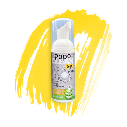 Die 50ml große PopoClean to go Flasche vor einem gelben Hintergrund