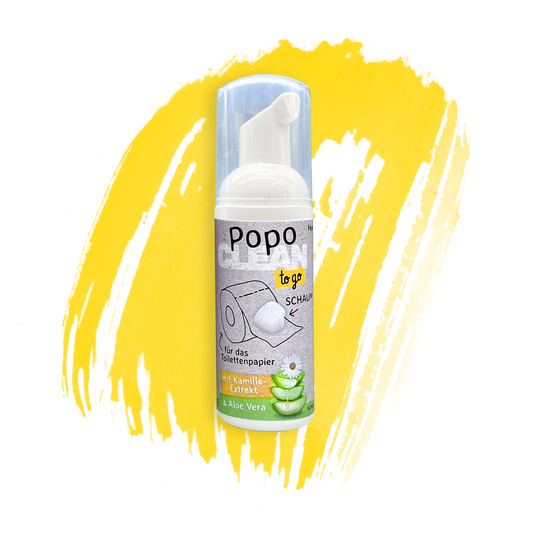 Die 50ml große PopoClean to go Flasche vor einem gelben Hintergrund
