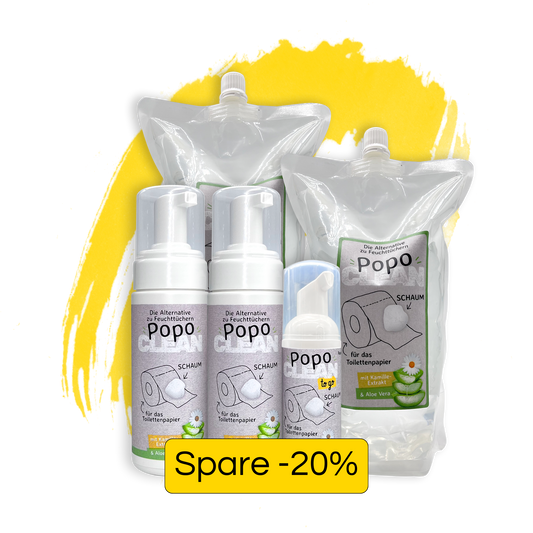 Zwei PopoClean Nachfüllbeutel, zwei 150ml PopoClean Flaschen und ein PopoClean to go Produkt vor einem gelben Hintergrund